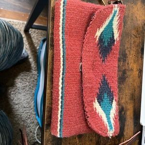 Saddle blanket clutch